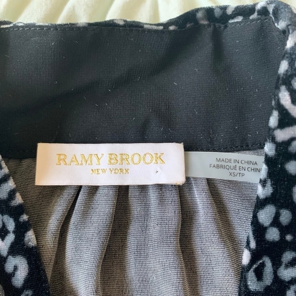 RAMY BROOK Jordyn Velvet Top w/deep-v neckline, Black/Grey Leopard Print Sz XS - Picture 4 of 11